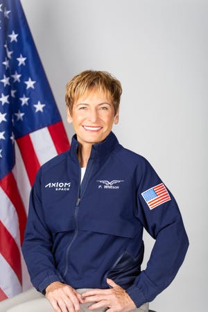 미국에서 가장 경험이 풍부한 전 NASA 우주 비행사이자 Axiom Space의 인간 우주 비행 책임자인 Peggy Whitson 박사는 국제 우주 정거장(ISS ).  NASA에서 기록적인 경력을 쌓는 동안 그녀는 3번의 장기 우주 비행을 했으며 세계의 다른 미국인 또는 여성 우주 비행사보다 더 많은 665일을 우주에서 축적했습니다.