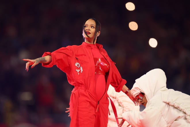 Rihanna enceinte de son deuxième enfant, se fait dévoiler lors du Super Bowl
