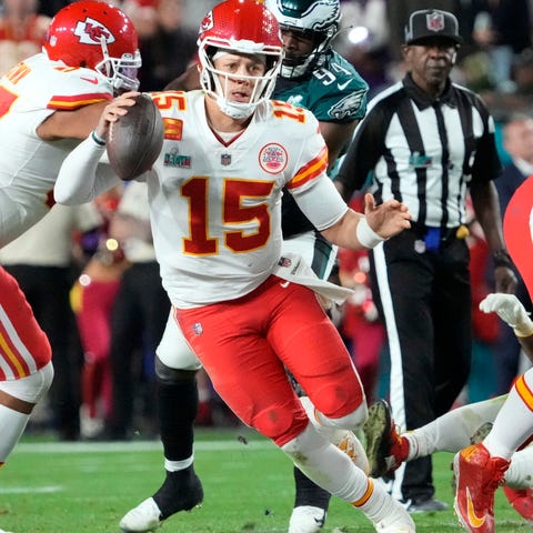 Chiefs quarterback Patrick Mahomes scrambles on a 