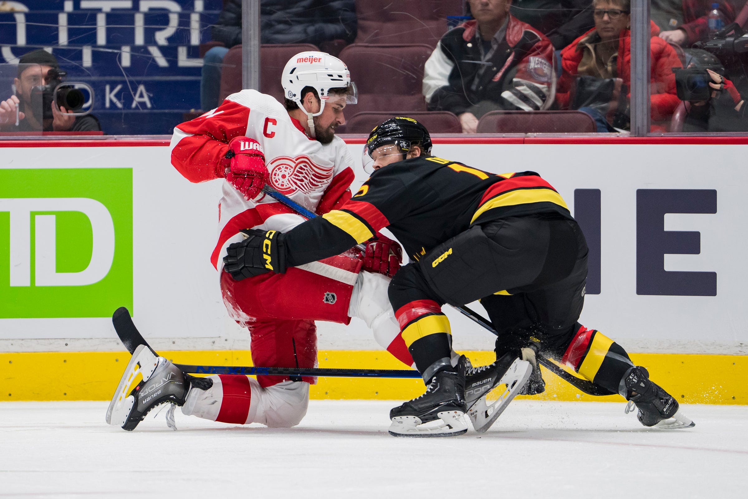 Dylan Larkin sets pace; Detroit Red Wings blow out Canucks, 61