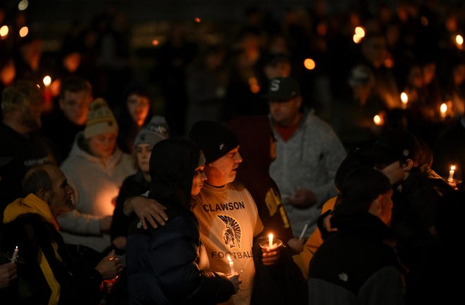 Nyala lilin diadakan Selasa, 14 Februari 2023, di lapangan sepak bola Clawson High School untuk lulusan Clawson Alexandria Verner, yang merupakan salah satu dari tiga mahasiswa Michigan State University yang tewas dalam penembakan kampus pada Senin malam.