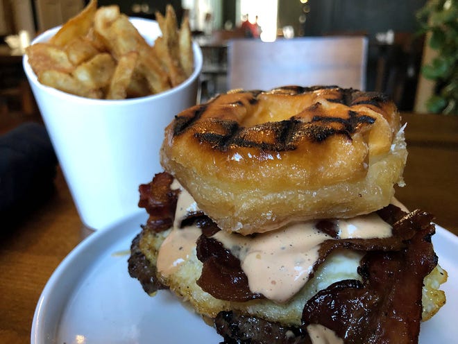 Το Bricks at Cashier's House σερβίρει μπριζόλες ξηρής παλαίωσης και γκουρμέ μπιφτέκια, όπως το Mighty Fine Breakfast Burger, το οποίο περιλαμβάνει ένα ψητό ντόνατ Mighty Fine με μπέργκερ, μπέικον, ένα τηγανητό αυγό, αμερικάνικο τυρί και μια ειδική πικάντικη σάλτσα που ονομάζεται zesty aioli. Έρχεται με πατάτες και κοστίζει 18$.