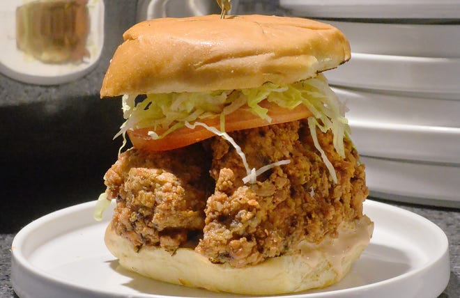 Το Buttermilk Fried Chicken Sandwich εκτίθεται στο Bricks Restaurant.