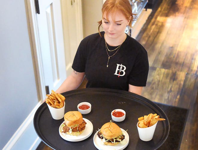 Ο Kassidie McCracken, 22 ετών, βοηθά στο σερβίρισμα του μεσημεριανού γεύματος στο Bricks Restaurant εντός του ιστορικού Cashier's House στο Erie στις 15 Φεβρουαρίου.