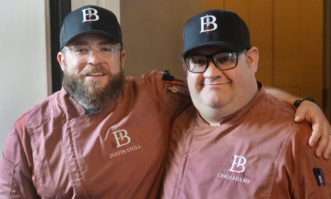 Οι σεφ και οι συνιδιοκτήτες του Bricks Restaurant Justin Stull, αριστερά, και ο Chris Adams εμφανίζονται στο νέο εγχείρημα μέσα στο ιστορικό Cashier's House.