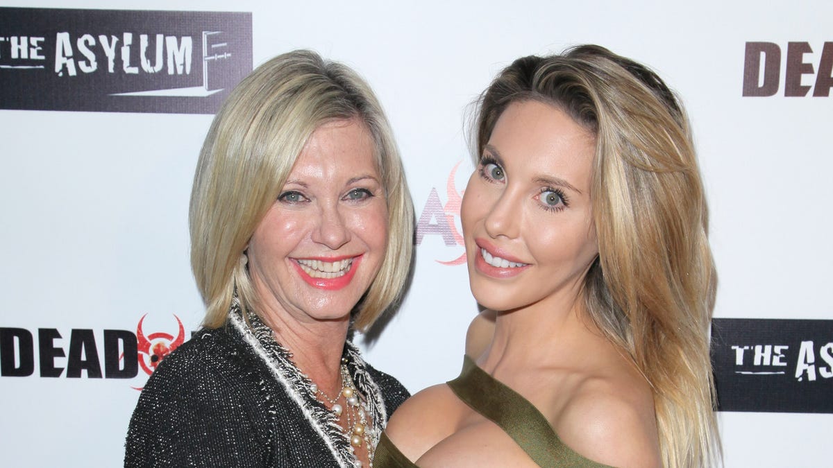 LOS ANGELES, CALIFORNIA - APRIL 01:  Singer Olivia Newton-John and her daughter Chloe Lattanzi on the red carpet for the Premiere of Syfy's "Dead 7" at Harmony Gold on April 1, 2016 in Los Angeles, California.  (Photo by Paul Redmond/WireImage) ORG XMIT: 621024755 ORIG FILE ID: 518694834