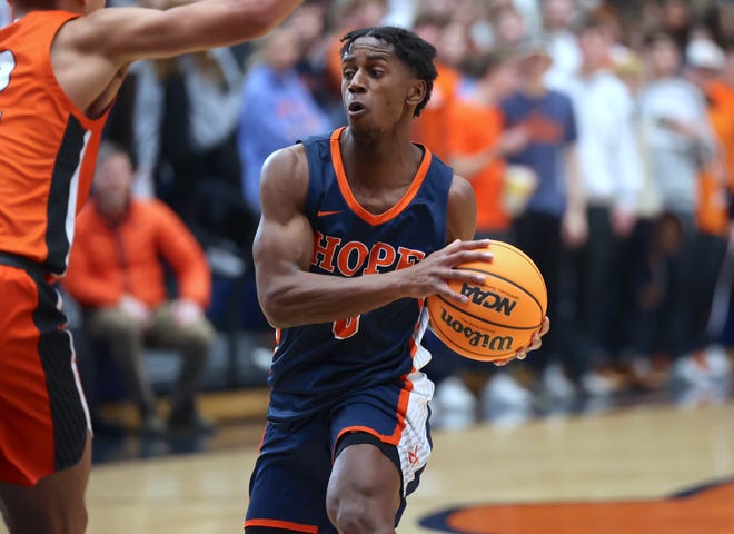 Hope's Clayton Dykhouse drives to the basket against Kalamazoo on Saturday at DeVos Fieldhouse.