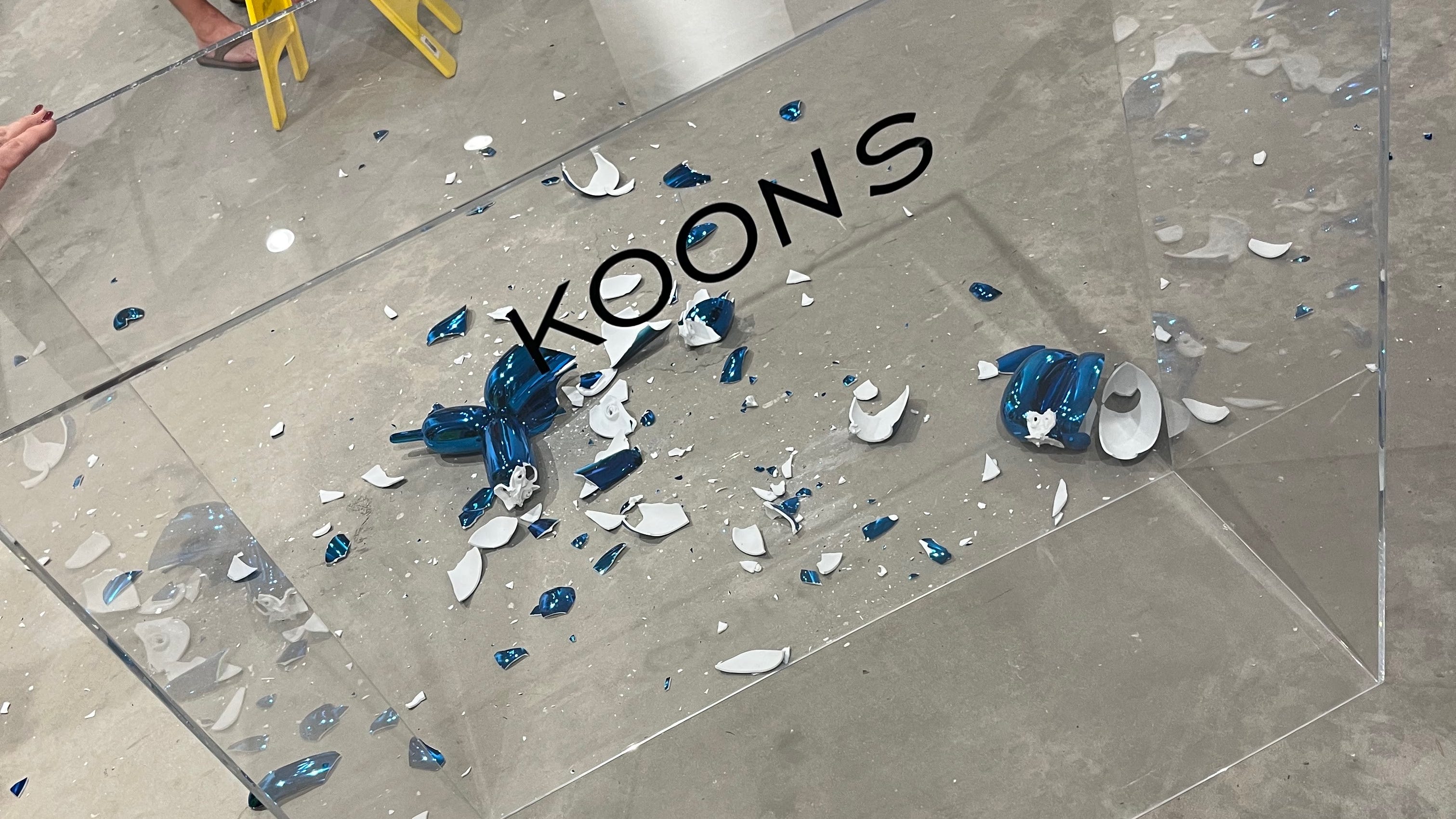 bijeenkomst Gewoon Saai Jeff Koons 'balloon dog' accidentally shattered at Miami's Art Wynwood