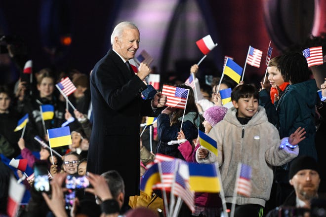 Il presidente Joe Biden parla con i bambini dopo aver tenuto un discorso ai Royal Castle Arcades il 21 febbraio 2023 a Varsavia, Polonia
