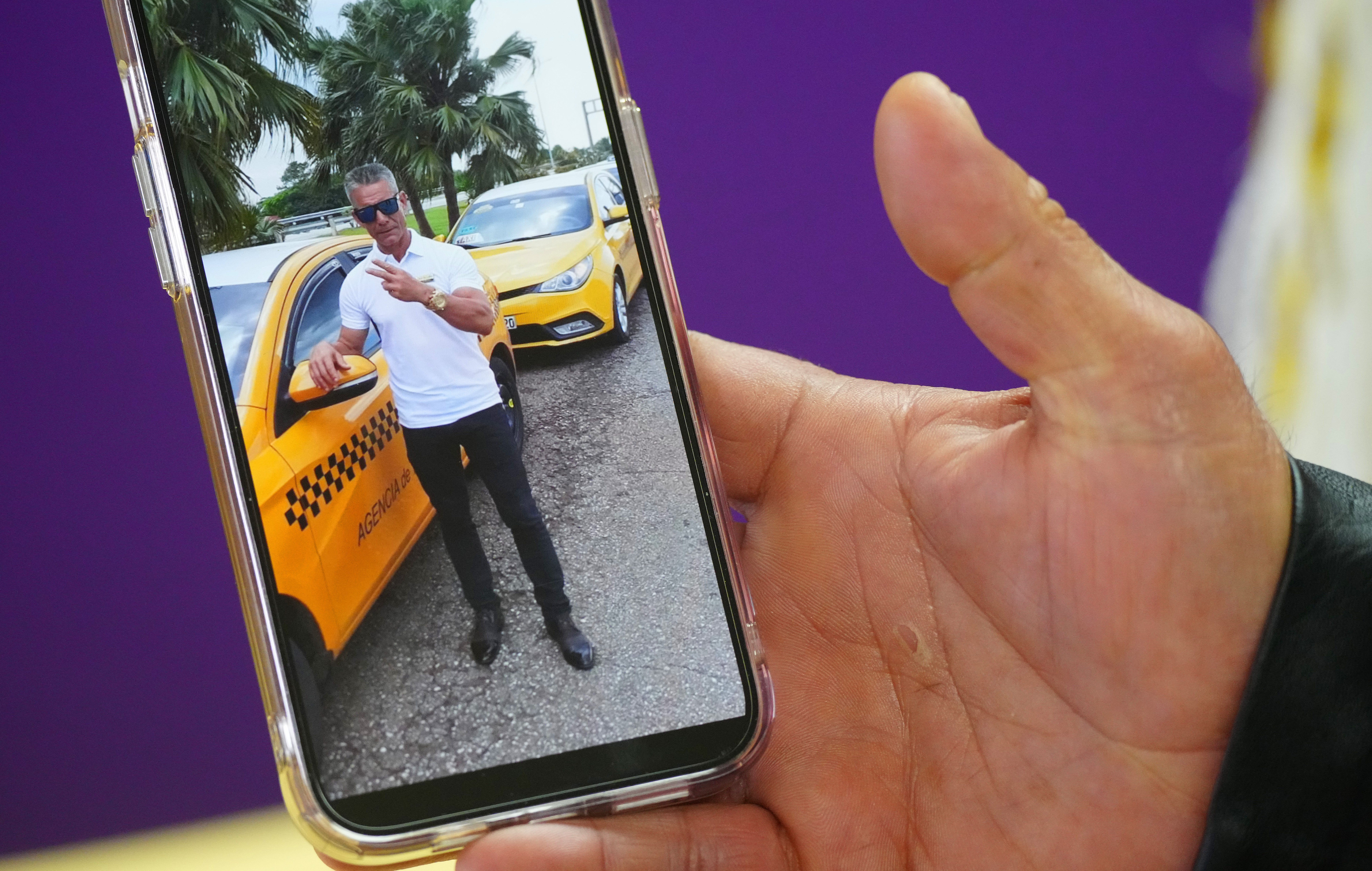 Roberto Roque Rodríguez muestra una foto del 21 de febrero de 2023 de su tiempo trabajando como taxista en Cuba. Se fue de Cuba y ahora tiene un negocio con su hermano en un centro comercial de Glendale con varias empresas de propiedad cubana.