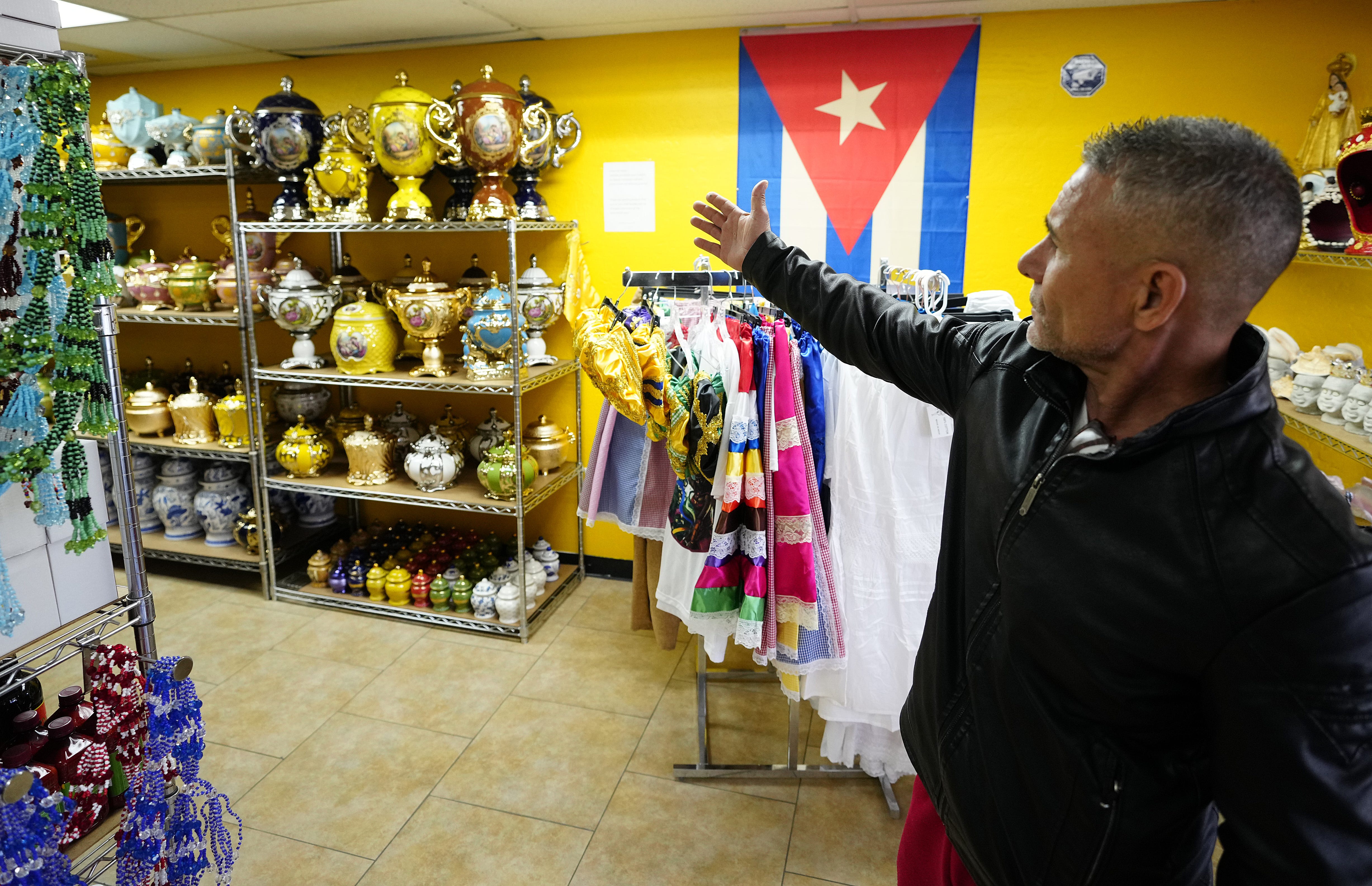 Roberto Roque Rodríguez muestra algunos de los productos cubanos dentro de la Botánica Cubana Oshun, ubicada en un centro comercial con varias empresas de propiedad cubana en Glendale, el 21 de febrero de 2023.