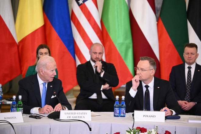 Il presidente Joe Biden (a sinistra) e il presidente polacco Andrzej Duda partecipano al nono vertice NATO di Bucarest (B9) presso il Palazzo presidenziale di Varsavia il 22 febbraio 2023
