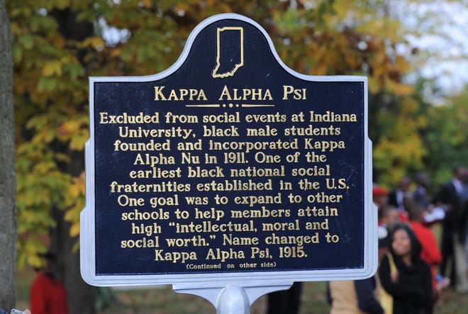 Παλαιότερα και παρόντα μέλη του Kappa Alpha Psi ακούνε την τελετή στην οποία αποκαλύφθηκε το ιστορικό σημάδι της μαύρης αδελφότητας το 2008.