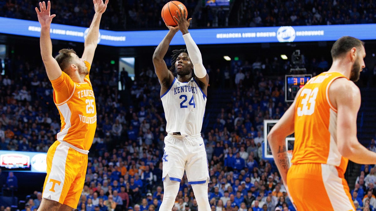 Kentucky forward Chris Livingston (24) shoots the ball during the second half against Tennessee at Rupp Arena at Central Bank Center.