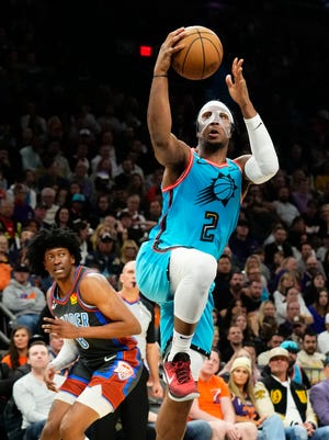 Forward Phoenix Suns Josh Okogie (2) melewati forward Oklahoma City Thunder Jalen Williams (8) pada kuarter pertama pertandingan 24 Februari 2023 di Footprint Center di Phoenix.
