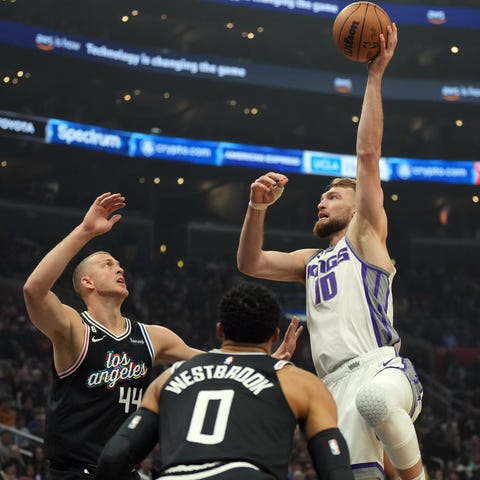 Sacramento Kings forward Domantas Sabonis (10) sho