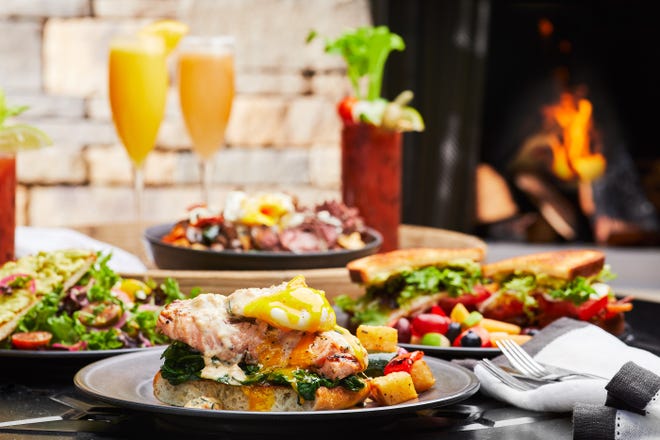 El brunch en Firebirds Wood Fired Grill incluye cócteles de $6.