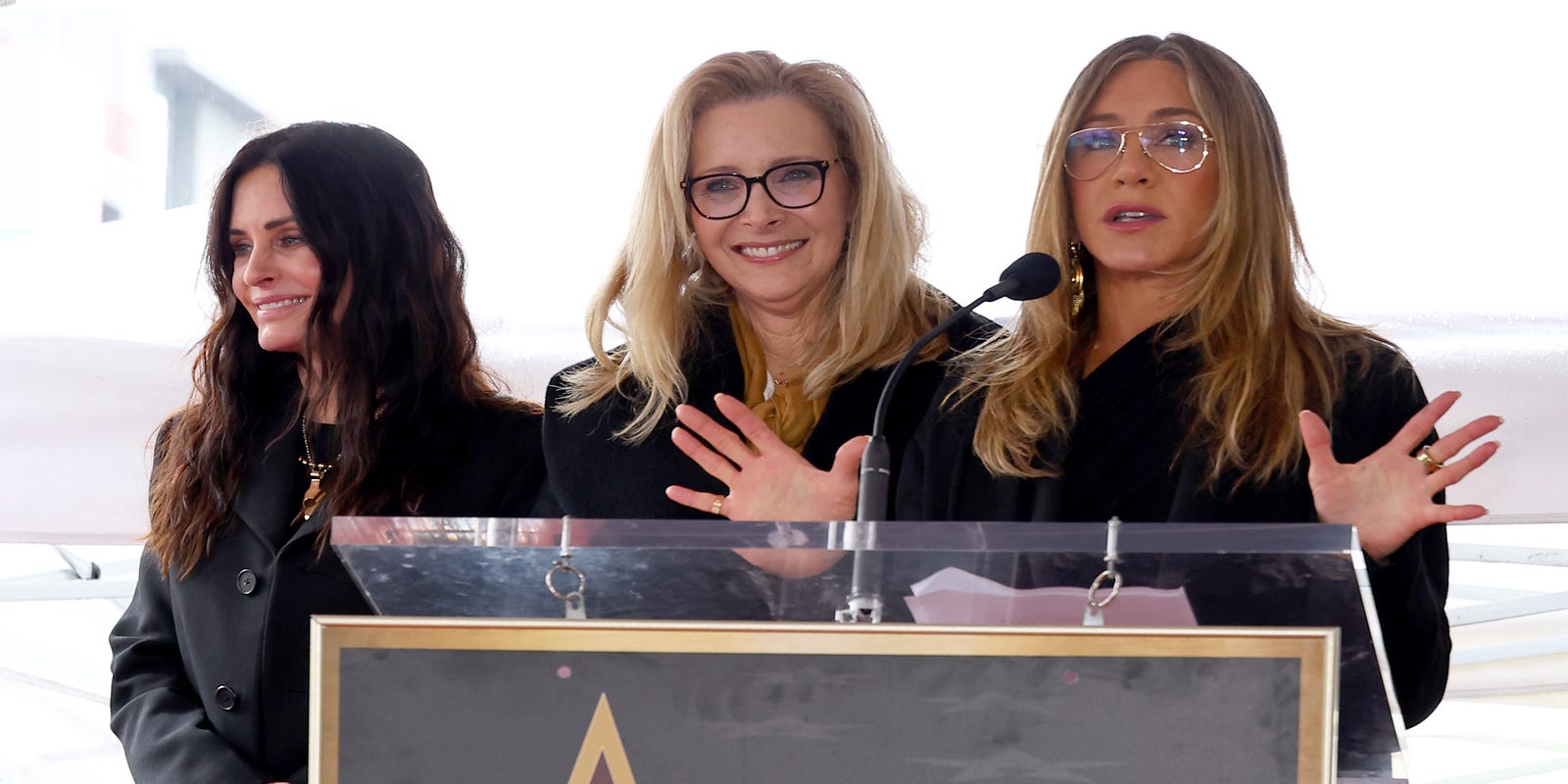 Friends': Jennifer Aniston, Lisa Kudrow reunite for Courteney Cox