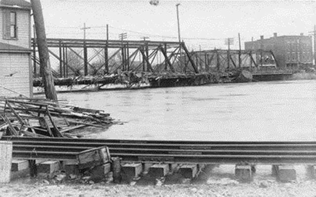 The State Street Bridge in 1913 after the flood.