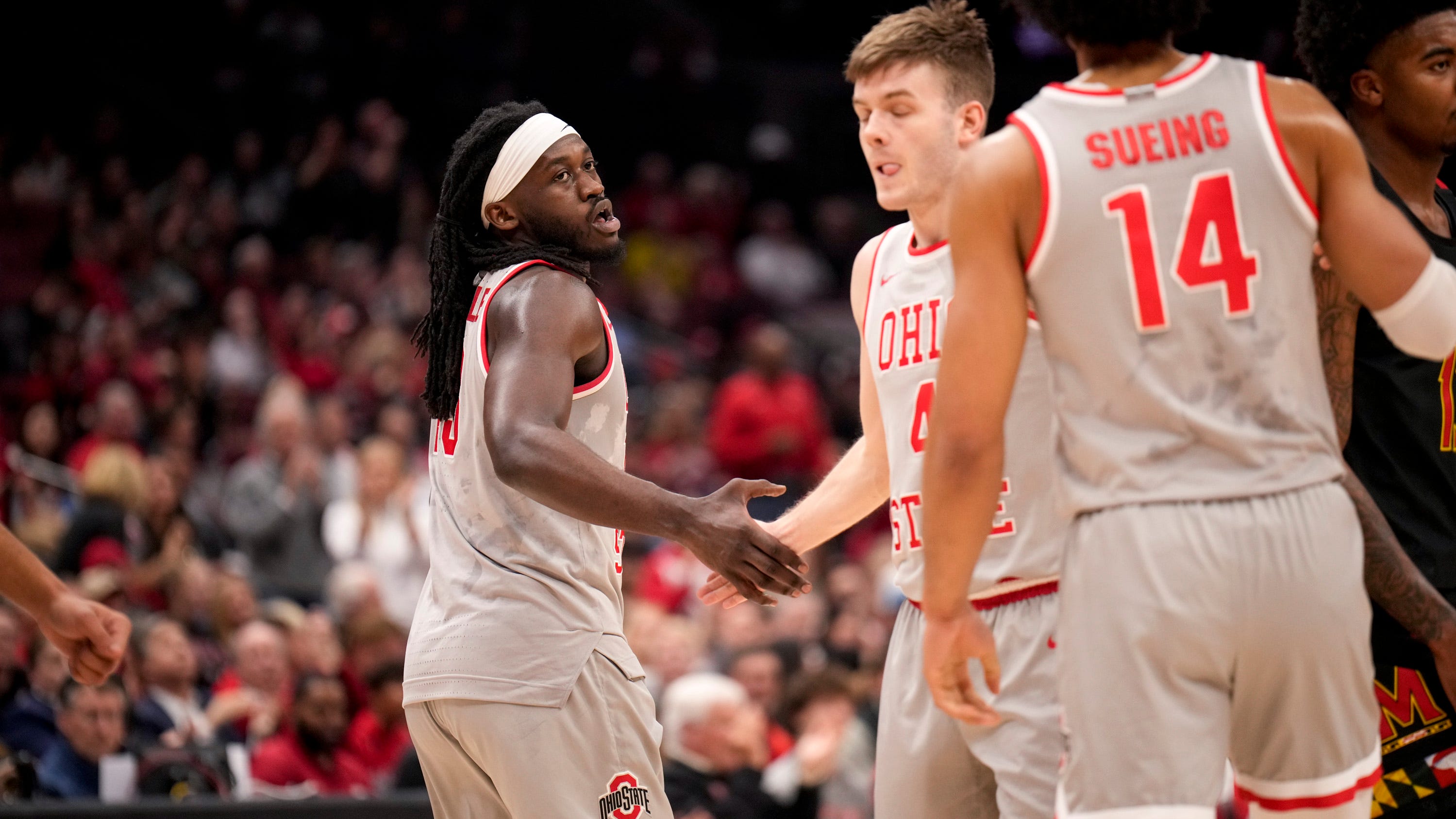 After laying out Terrapins, Justice Sueing hands out leis to fellow Ohio State seniors