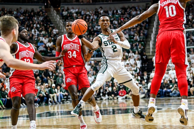 Michigan State's Tyson Walker passes the ball to A.J. Hoggard for an assist.