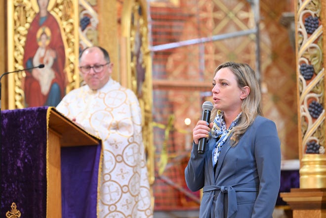 Rekan penulis Olena Kharchenko berbicara tentang buku yang dia dan Michael Sampson, tidak diperlihatkan, tulis berjudul "Kisah Ukraina: Lagu Kemuliaan dan Kebebasan" at Immaculate Conception Gereja Katolik Ukraina di Hamtramck, Michigan pada 5 Maret 2023. Di sebelah kiri adalah ayah, Daniel Lauro Schaicoski.