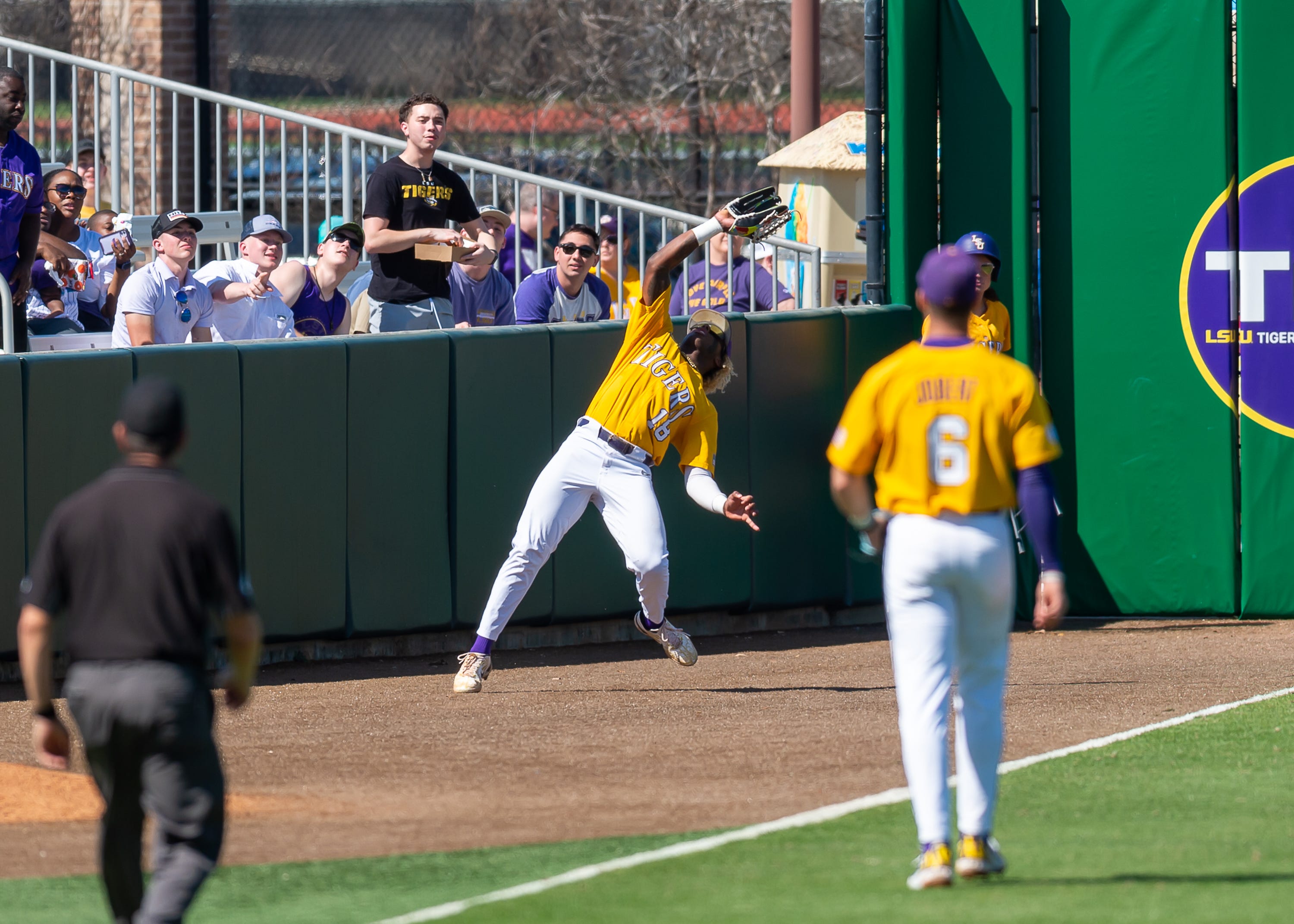 No. 1 LSU baseball score vs. No. 3 Arkansas Live updates from SEC