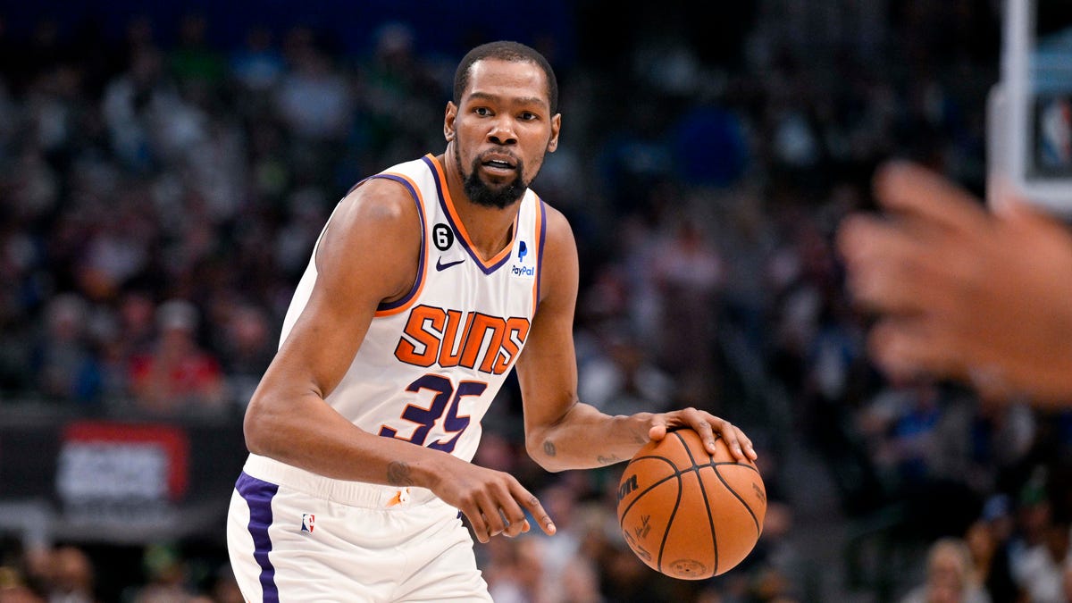 Kevin Durant machucou o tornozelo esquerdo antes do jogo e os Suns não fizeram sua estreia em casa