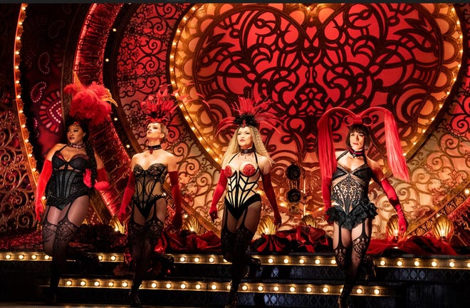 Harper Miles, Libby Lloyd, Nicci Claspell et Andres Quintero lors de la tournée nord-américaine de "Moulin Rouge!  La comédie musicale."