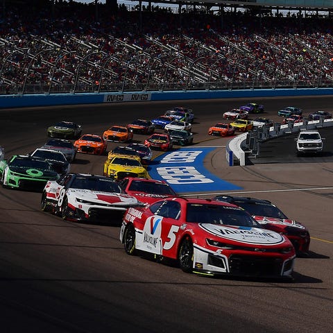 Kevin Harvick, in the No. 4 Ford, leads the field 