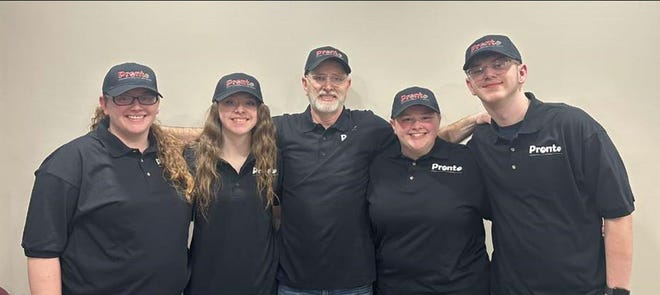 Charles Canankamp, center, the owner of the new Pronto Pizza Cafe Pronto at 914 Ashland Road, is working with his four children at the business. Left to right, Ashley, Katelyn, and EmmaLee and Spencer.