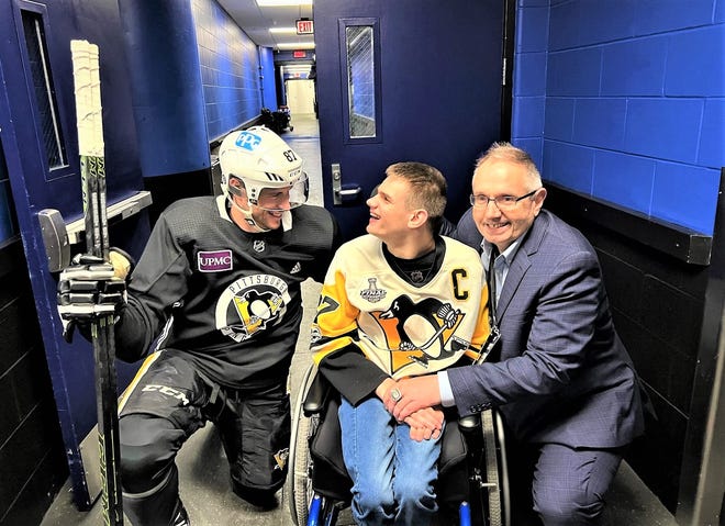 The Voice of the Pensacola Ice Flyers Radio Fox Sports Il giornalista sportivo di Pensacola Paul Chestnutt condivide un momento speciale con suo figlio, Matthew, e la star dei Pittsburgh Penguins Sidney Crosby il 2 marzo prima della partita quella notte tra i Penguins e Tampa Bay Lightning a Tampa.