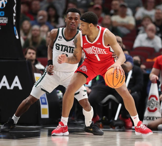 El escolta de los Michigan State Spartans, Tyson Walker (2), defiende contra el escolta de los Ohio State Buckeyes, Roddy Gayle Jr. (1) durante los cuartos de final del Torneo Big Ten en el United Center, el viernes 10 de marzo de 2023 en Chicago.