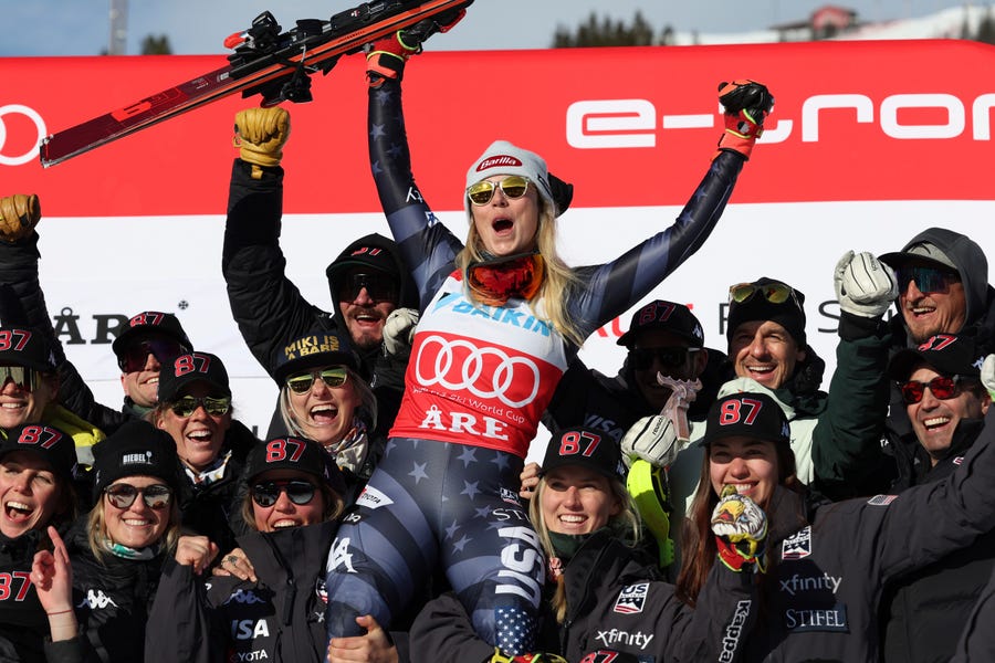 Mikaela Shiffrin celebrates with the team after breaking the record.