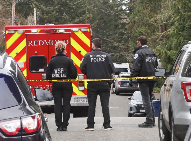 Polisi berkumpul di NE 89th Street di Redmond, Washington, pada hari Jumat, 10 Maret 2023, setelah seorang tersangka penguntit membunuh sepasang suami istri di rumah mereka sebelum bunuh diri.