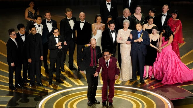 ‘Everything Everywhere’ memenangkan film terbaik di Oscar, didominasi dengan 7 kemenangan
