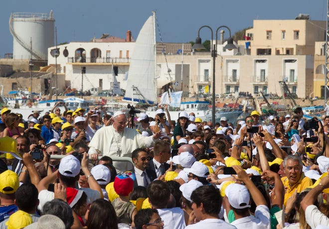 10 momen ikonik dalam 10 tahun pertama Paus Fransiskus sebagai paus