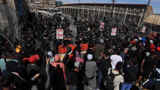 Migrants rush El Paso border bridge, clash with CBP at Paso Del Norte Migrants rush El Paso border bridge, clash with CBP at Paso Del Norte