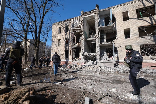 Sebuah rudal Rusia menghantam sebuah gedung apartemen di pusat Kramatorsk pada Selasa, 14 Maret 2023.