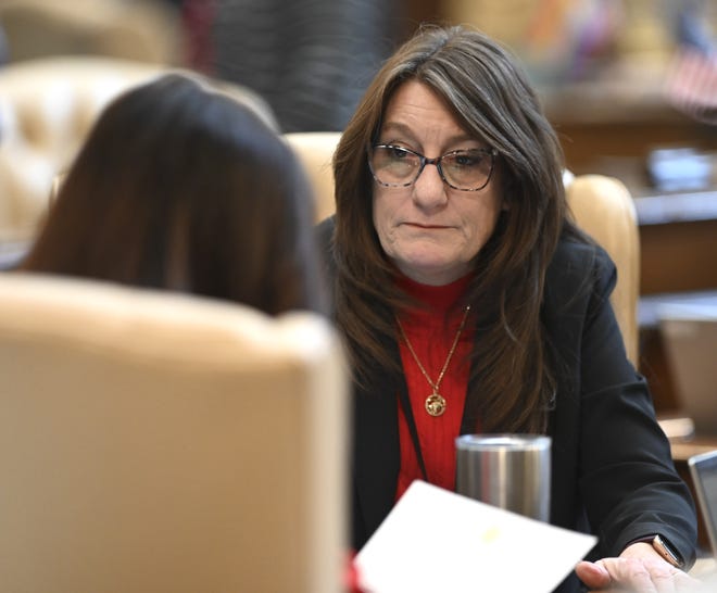 Senator Veronica Klinefelt, D-Eastpointe, mengatakan memulihkan upah yang berlaku skala serikat pekerja untuk proyek konstruksi negara akan meningkatkan gaji pekerja di seluruh perdagangan bangunan.