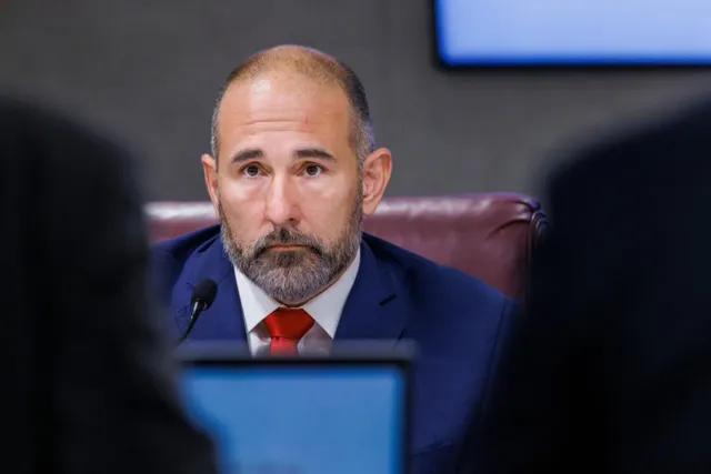 Sen. Jay Collins, R-Tampa, está patrocinando un proyecto de ley destinado a prevenir la compra de tierras por parte de entidades vinculadas a China.