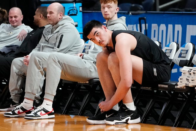 Mar 16, 2023; Columbus, Ohio, USA;  Purdue Boilermakers center Zach Edey (15) laces up his shoes during a practice for the NCAA men’s basketball tournament at Nationwide Arena. Mandatory Credit: Adam Cairns-The Columbus Dispatch