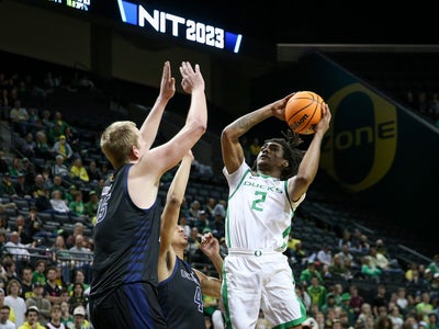 Shorthanded but undaunted: Oregon men rout UC Irvine, advance to NIT quarterfinal game