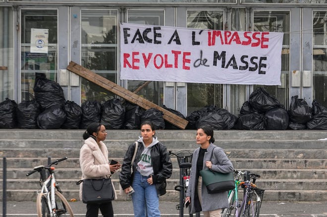 Protes meletus di Prancis atas dorongan usia pensiun Macron