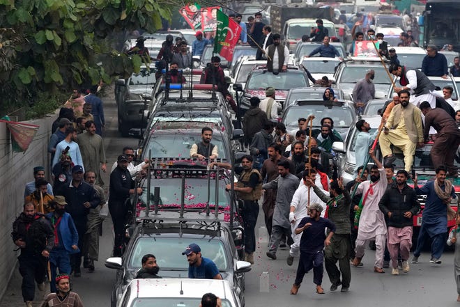 Polisi Pakistan menyerbu rumah mantan PM Khan, menangkap 61 orang