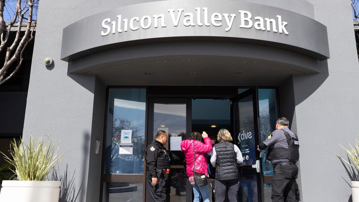 Security guards let individuals enter the Silicon Valley Bank's headquarters in Santa Clara, Calif., March 13, 2023.