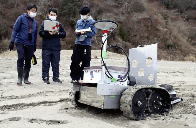 Robot mencari anak-anak yang hilang pada tsunami 2011