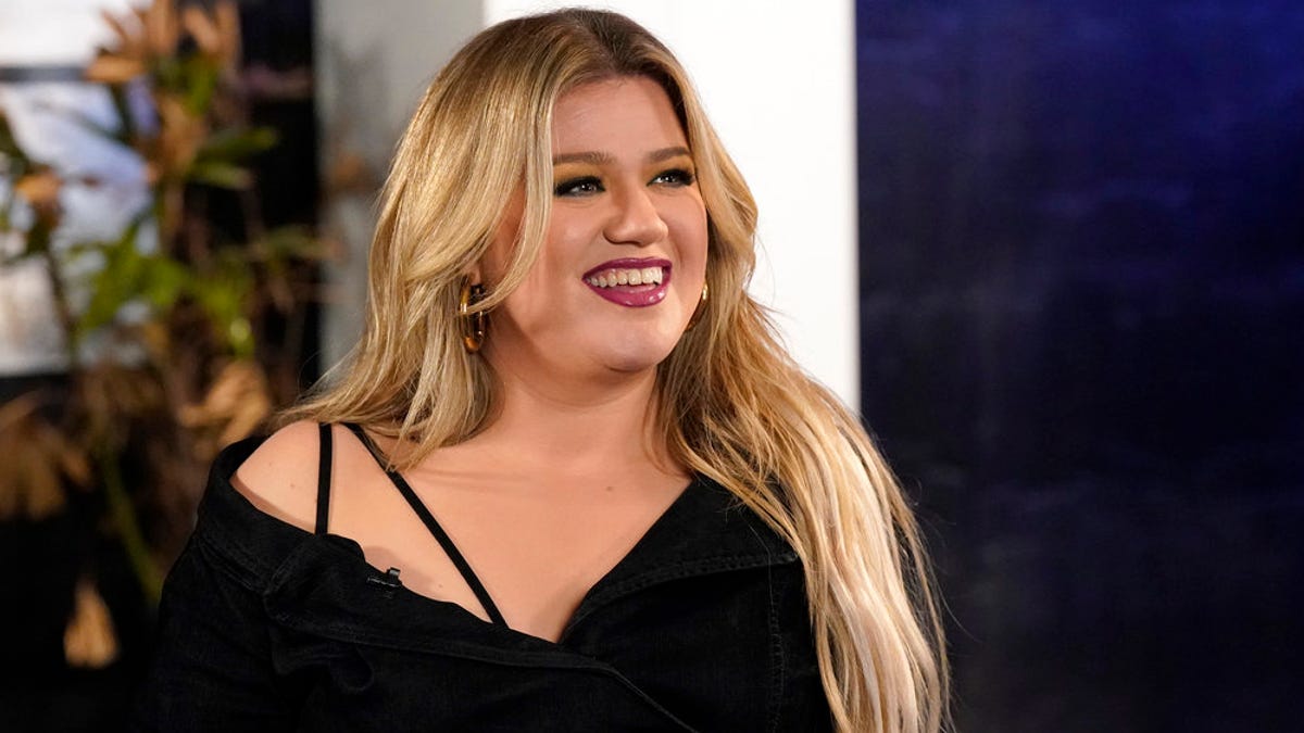 'The Voice' recap: Kelly Clarkson nabs 4-chair singer Cait Martin - USA TODAY