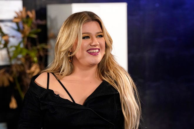 Kelly Clarkson was determined to outdo Chance the Rapper when introduced to a singer during the fifth round of blind auditions on Monday.