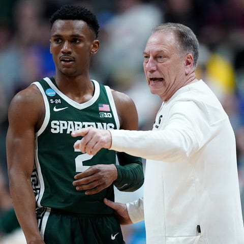 Tom Izzo talks with Tyson Walker during Michigan S